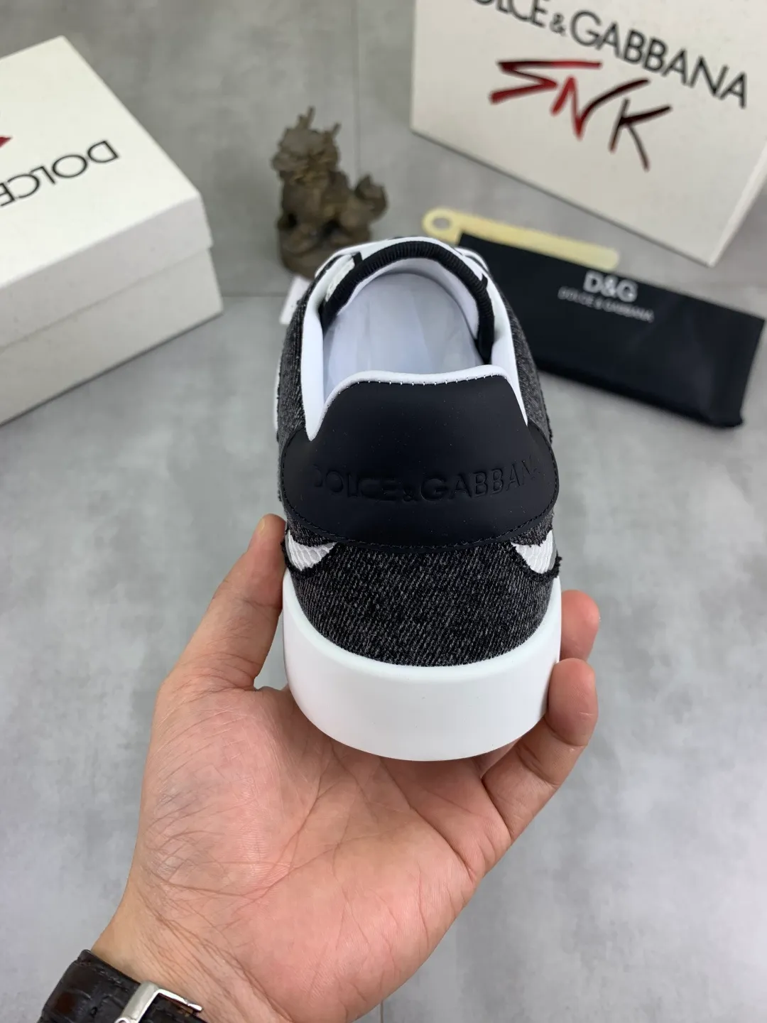 Men's shoes 💰P542💰 [New model] The latest hot style, top original quality, the official website is synchronized with "DOLCE&GABBANA [Dolce & Gabbana] ~ High quality." The effect is low-top casual DG men's shoes, loved by many celebrities, using high-end imported first-layer frosted calfskin with punched logo design + cowhide feet, simple and elegant, perfectly interpreting the latest inspiration for shoes, integrating classics and fashion. Luxurious dream, dominating fashion Suitable for drivers, light and comfortable to drive, light and breathable for outdoor travel, high-end quality, trustworthy, 4️⃣colors🉑️ to choose from! Code number: 38-46